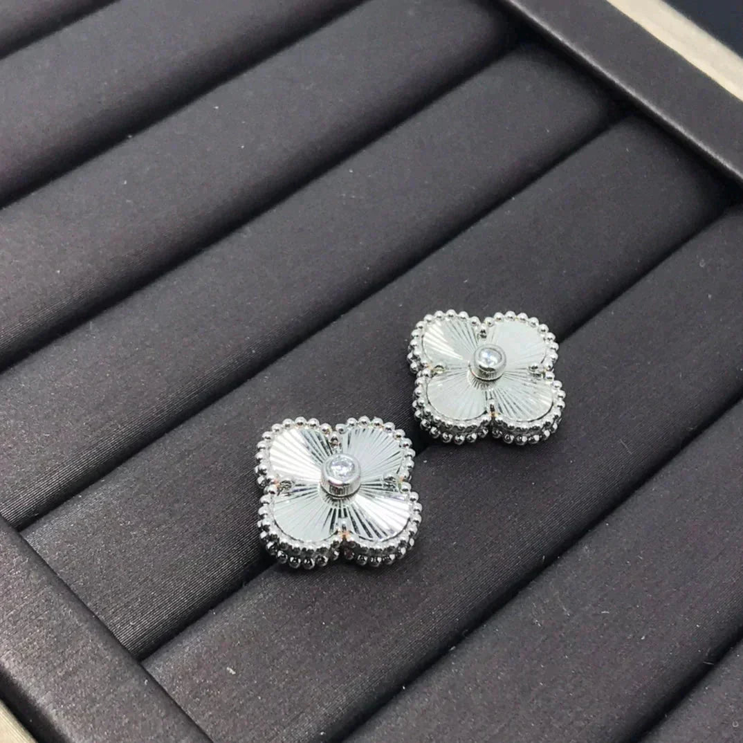 [OAK JURI]CLOVER MINI 9.5MM LASER EARRINGS