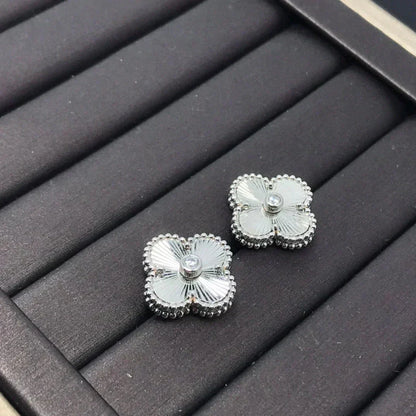 [OAK JURI]CLOVER MINI 9.5MM LASER EARRINGS
