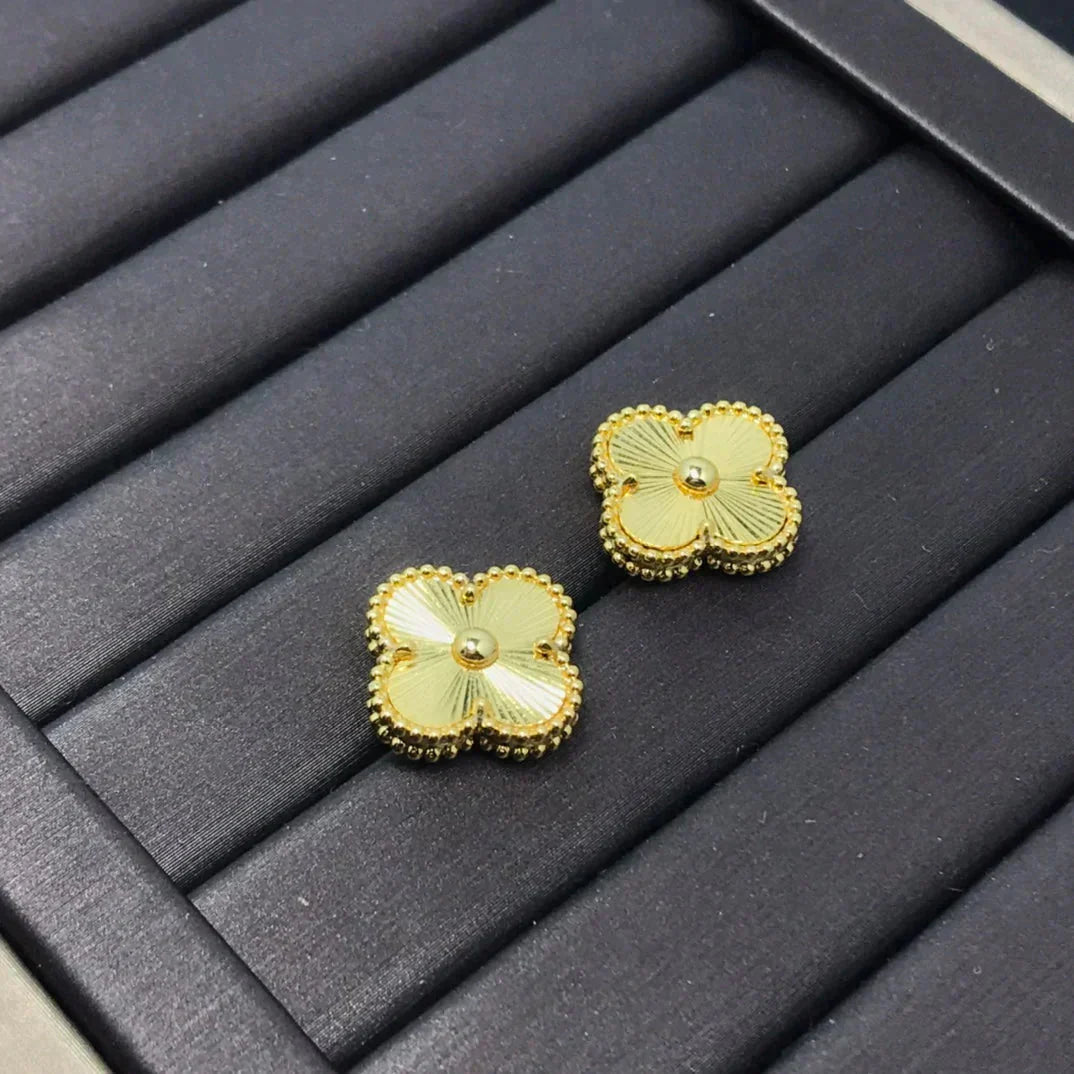 [OAK JURI]CLOVER MINI 9.5MM LASER EARRINGS