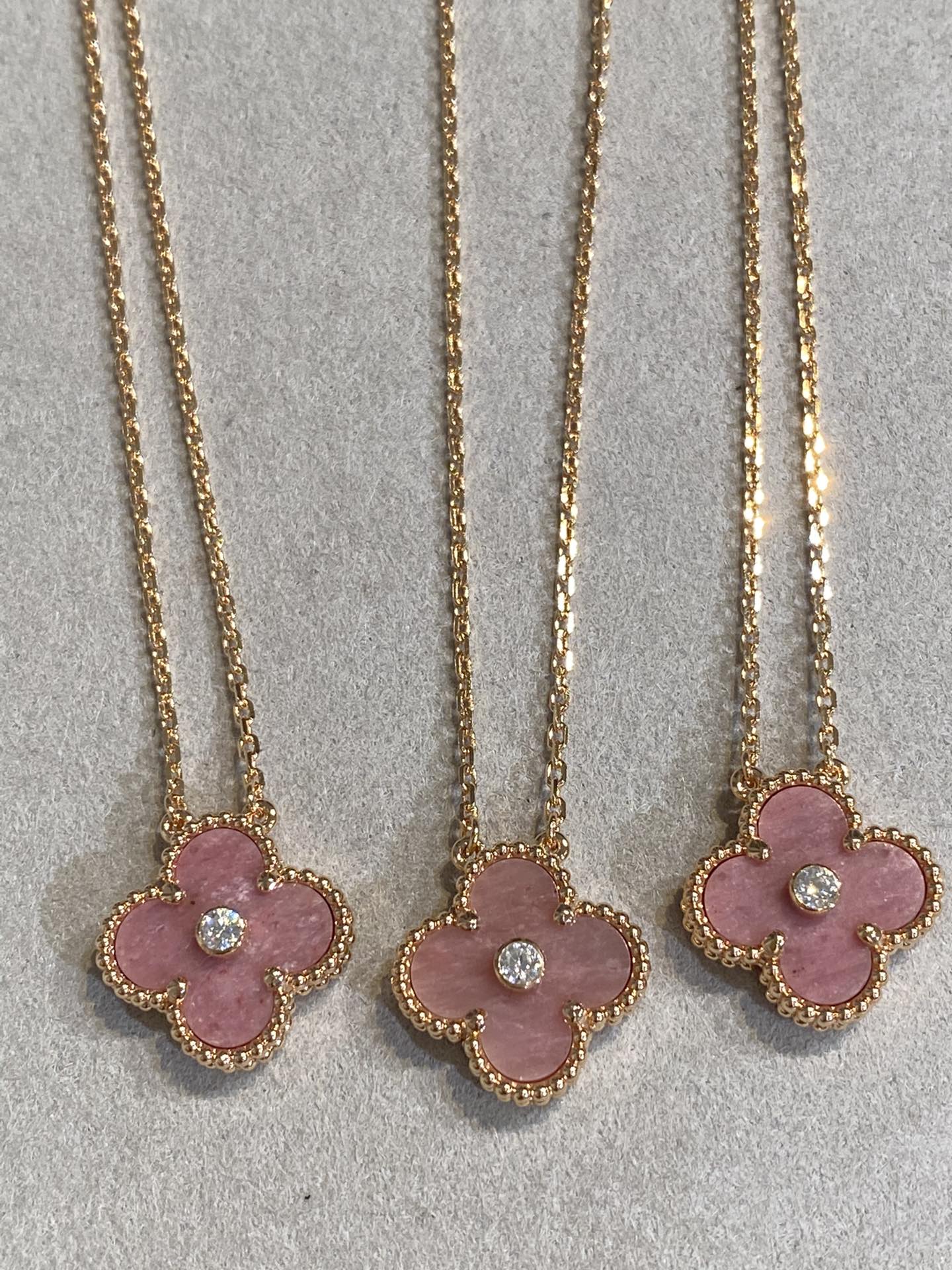 [OAK JURI]CLOVER 15MM DIAMOND RHODONITE NECKLACE