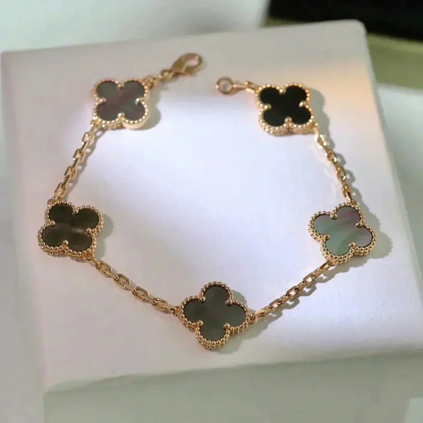 [OAK JURI]CLOVER 5 MOTIF GRAY MOP  BRACELET