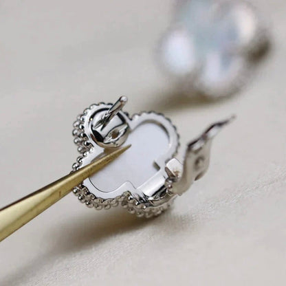 [OAK JURI]CLOVER MEDIUM 1 MOTIFS  WHITE MOP EARRINGS SILVER