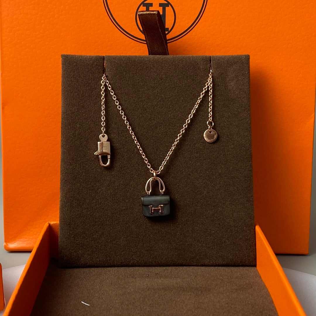 [OAK JURI]CONSTANCE BLACK PEDANT PINK GOLD NECKLACE