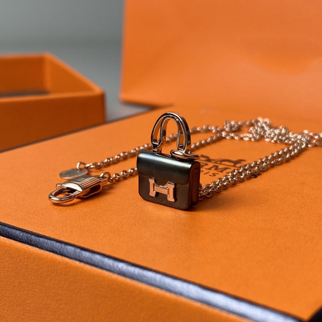 [OAK JURI]CONSTANCE BLACK PEDANT PINK GOLD NECKLACE