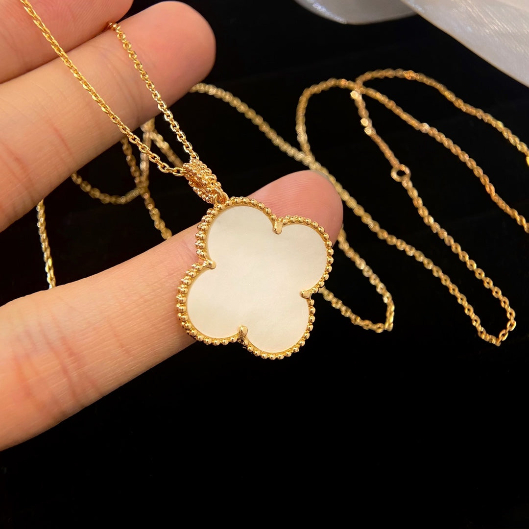 [OAK JURI]CLOVER 25MM MOP LARGE PENDANT NECKLACE