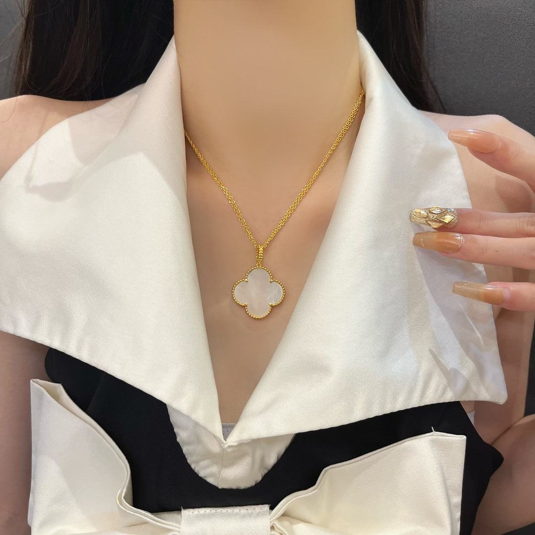 [OAK JURI]CLOVER 25MM MOP LARGE PENDANT NECKLACE