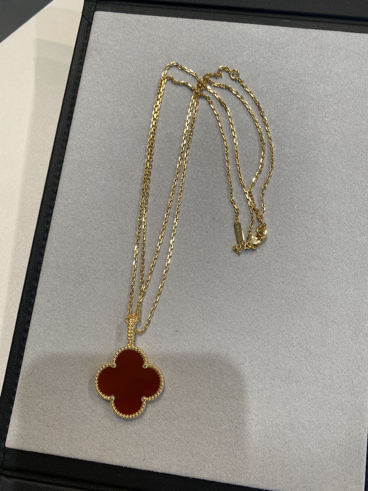 [OAK JURI]CLOVER 25MM NECKLACE GOLD CARNELIAN