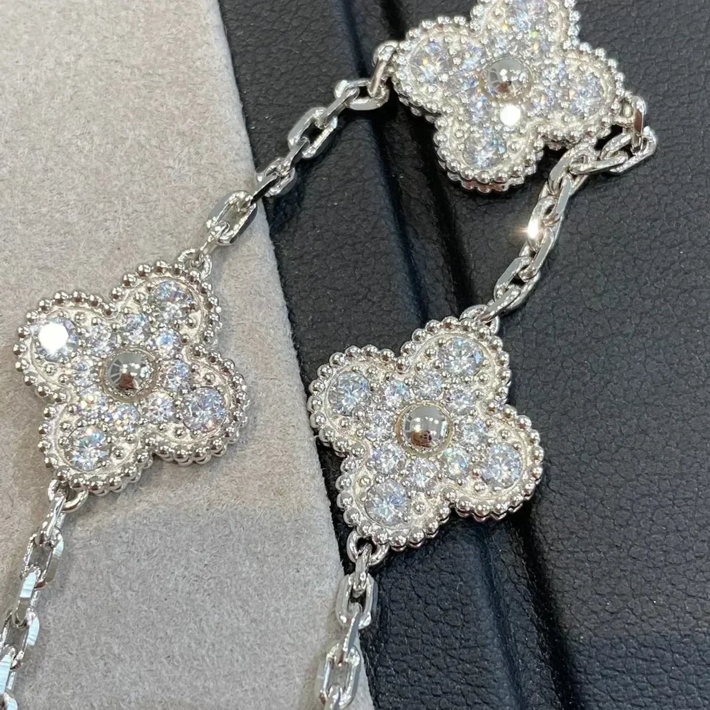 [OAK JURI] CLOVER 5 MOTIF FULL DIAMOND BRACELET COLLECTION