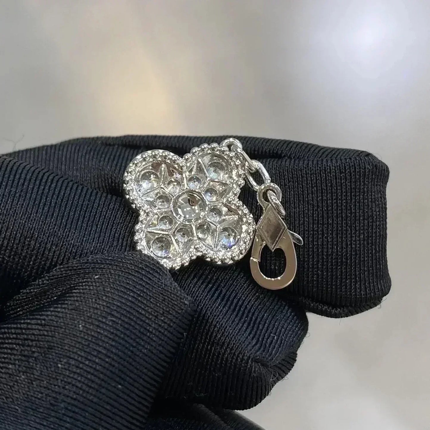 [OAK JURI] CLOVER 5 MOTIF FULL DIAMOND BRACELET COLLECTION
