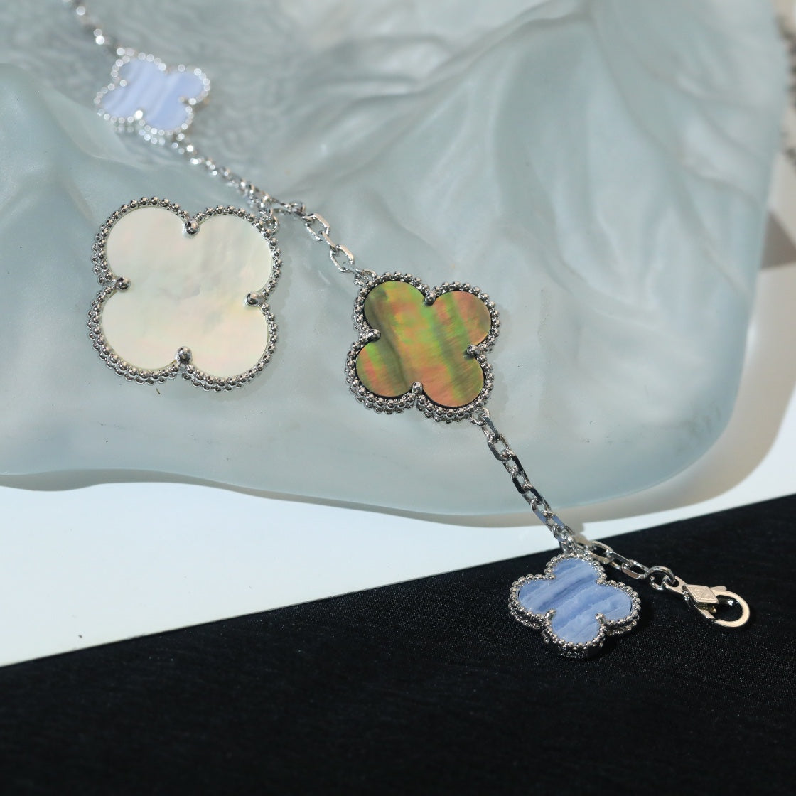[OAK JURI]CLOVER BRACELET 5 MOTIFS MOP CHALCEDONY SILVER