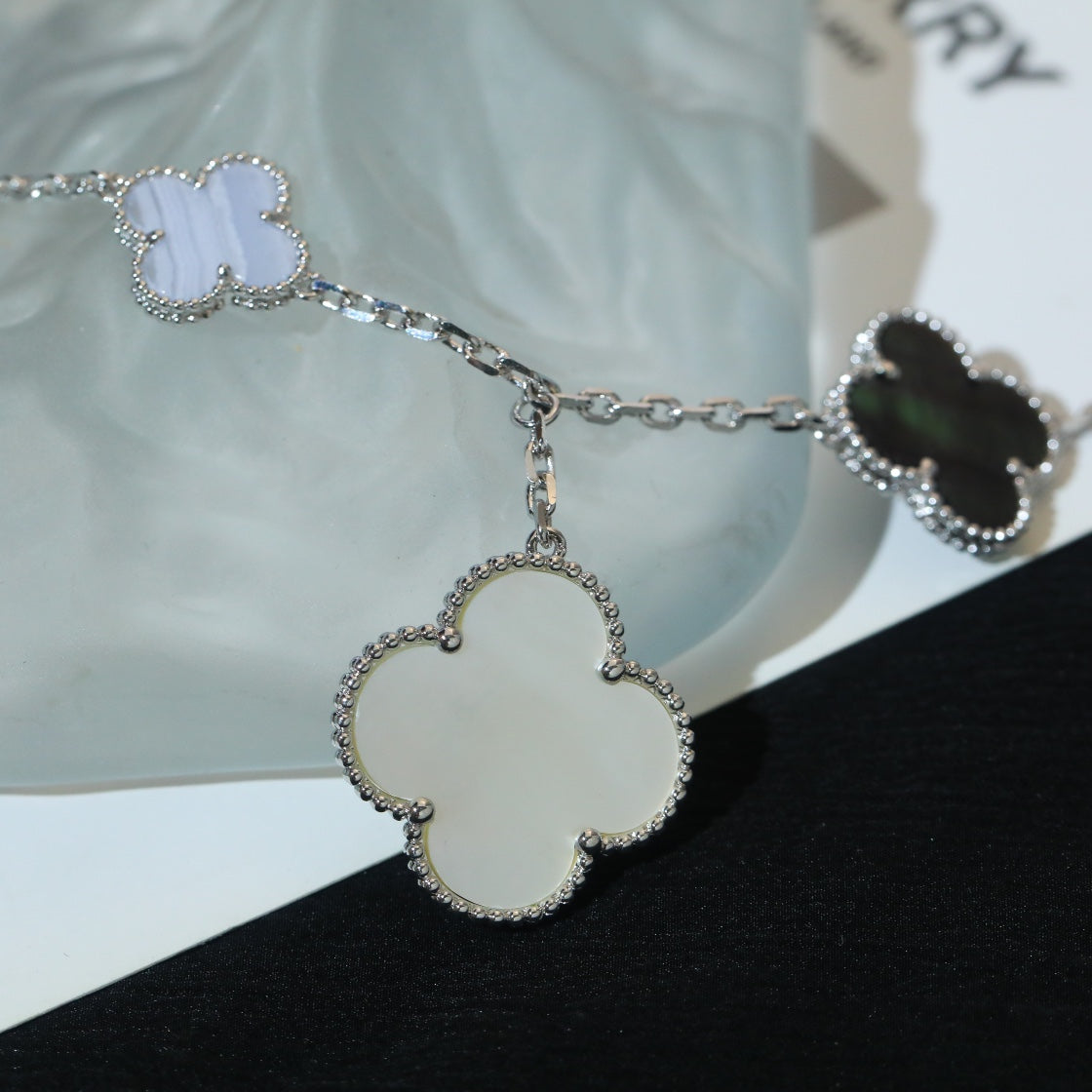 [OAK JURI]CLOVER BRACELET 5 MOTIFS MOP CHALCEDONY SILVER