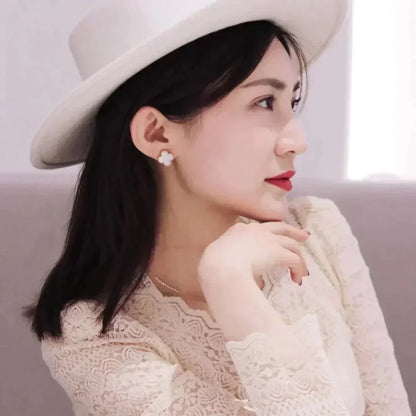 [OAK JURI]CLOVER MEDIUM 1 MOTIFS  WHITE MOP STUD EARRINGS