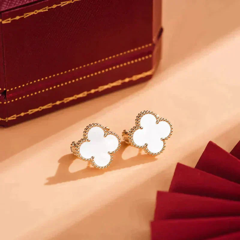 [OAK JURI]CLOVER MEDIUM 1 MOTIFS  WHITE MOP STUD EARRINGS