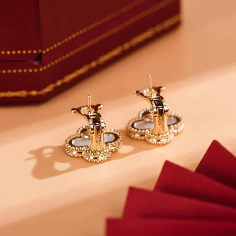 [OAK JURI]CLOVER MEDIUM 1 MOTIFS  WHITE MOP STUD EARRINGS