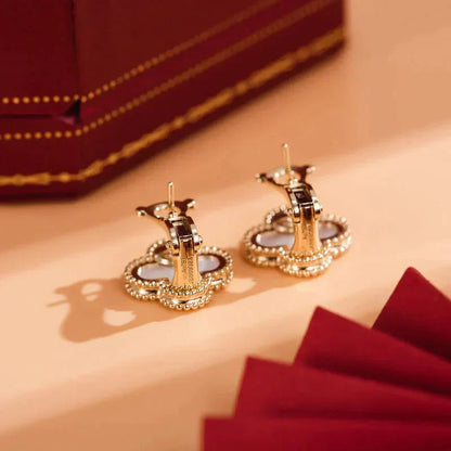 [OAK JURI]CLOVER MEDIUM 1 MOTIFS  WHITE MOP STUD EARRINGS