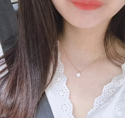 [OAK JURI]CLOVER MINI 9.5MM WHITE MOTHER-OF-PEARL NECKLACE