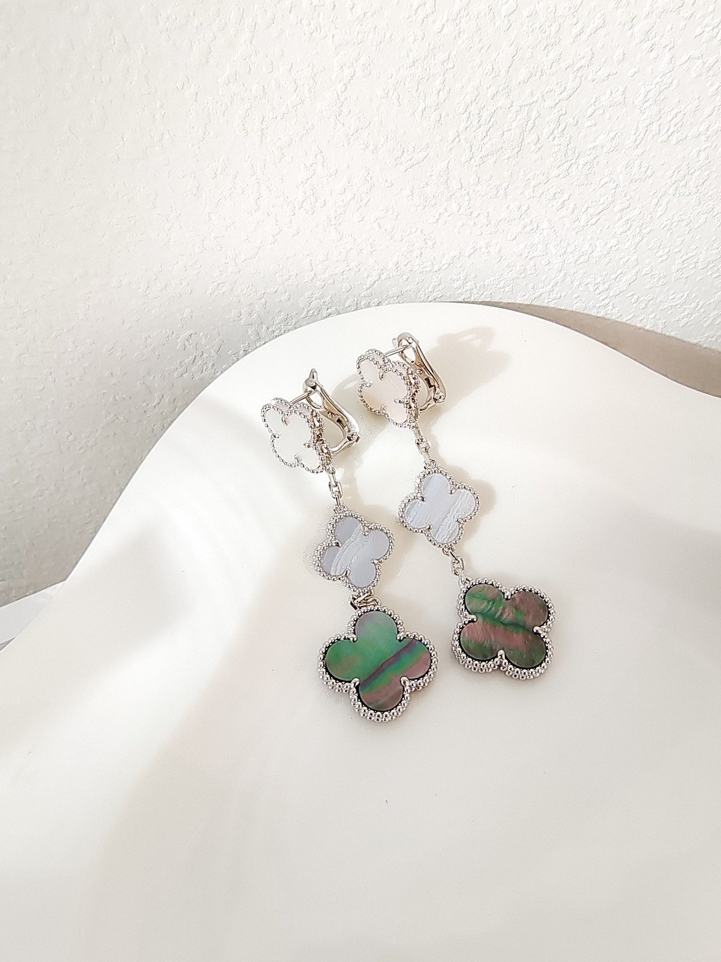 [OAK JURI]CLOVER 3 MOTIFS CHALCEDONY DARK MOP SILVER EARRINGS