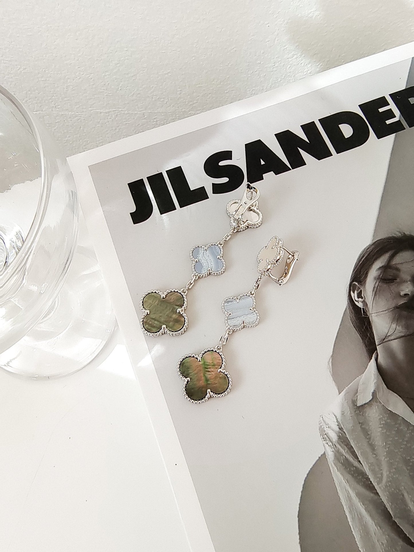 [OAK JURI]CLOVER 3 MOTIFS CHALCEDONY DARK MOP SILVER EARRINGS