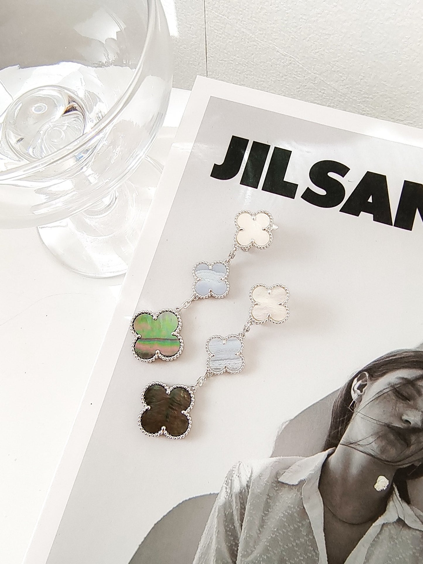 [OAK JURI]CLOVER 3 MOTIFS CHALCEDONY DARK MOP SILVER EARRINGS