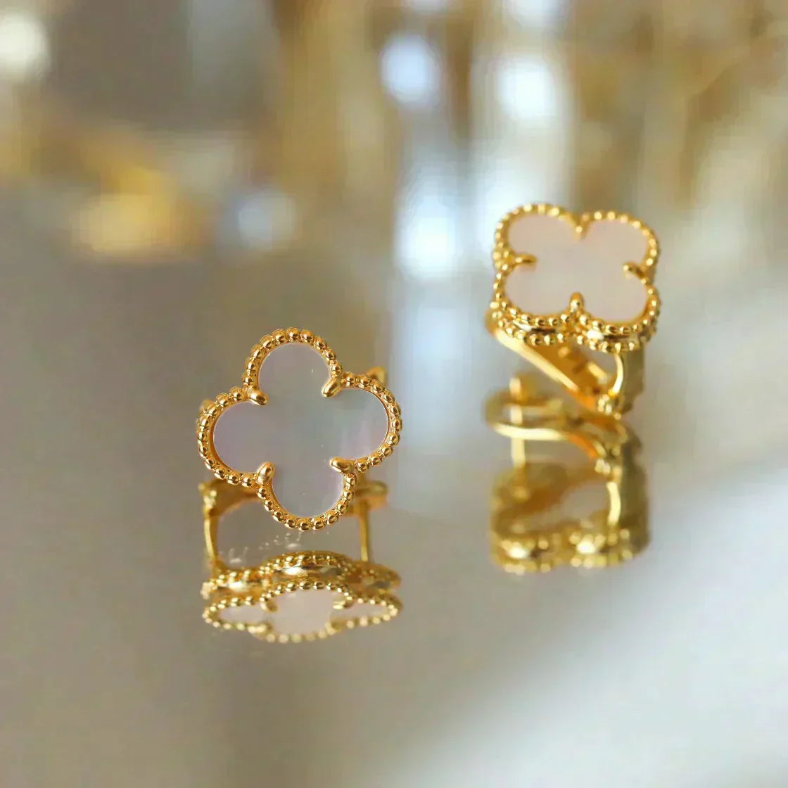 [OAK JURI]CLOVER MEDIUM 1 MOTIFS  WHITE MOP STUD EARRINGS