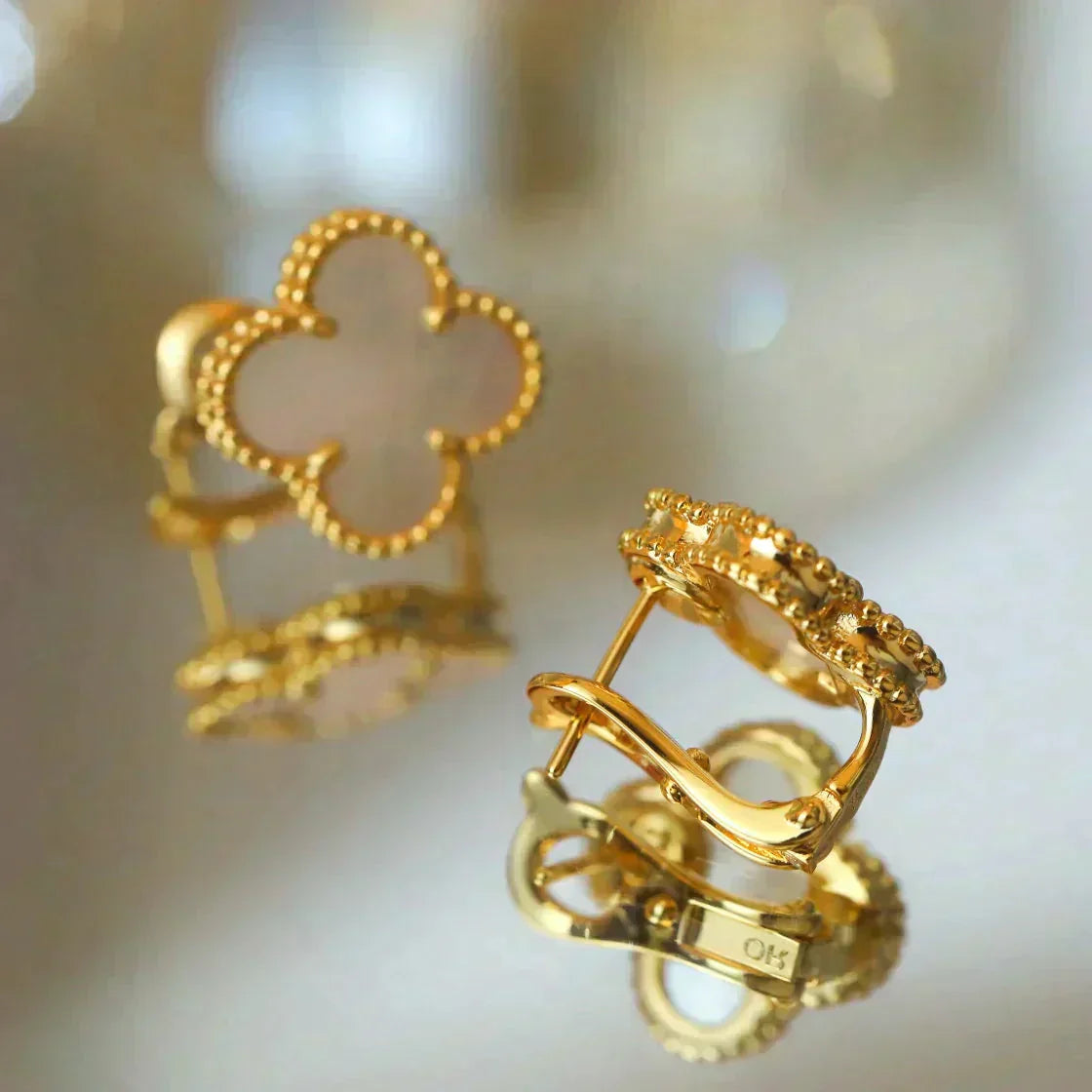[OAK JURI]CLOVER MEDIUM 1 MOTIFS  WHITE MOP STUD EARRINGS
