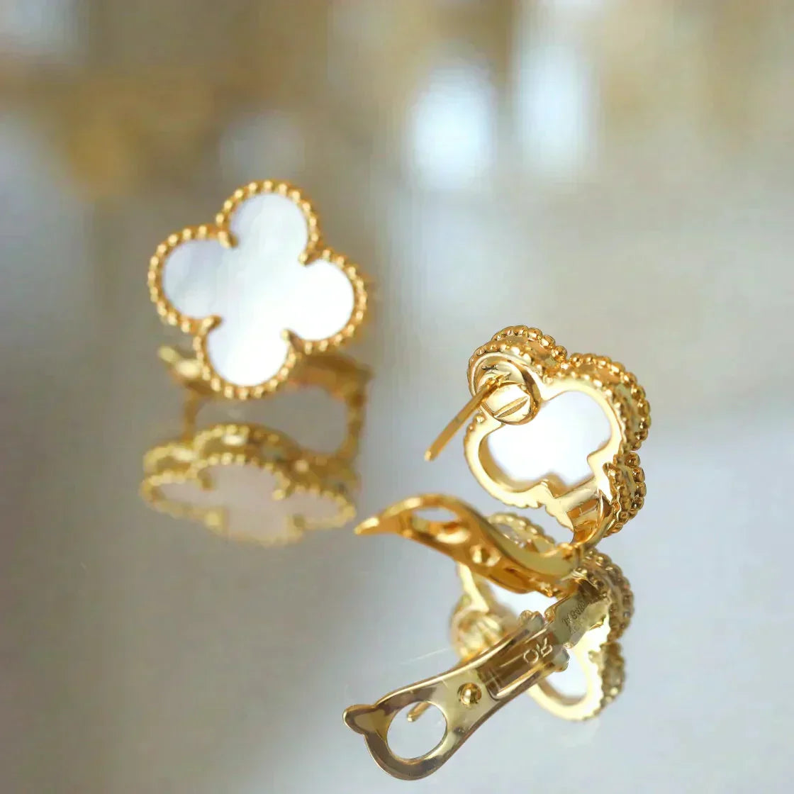 [OAK JURI]CLOVER MEDIUM 1 MOTIFS  WHITE MOP STUD EARRINGS