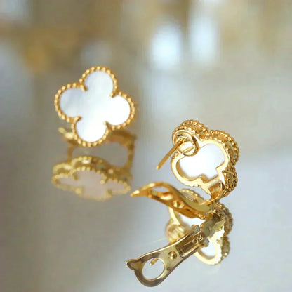 [OAK JURI]CLOVER MEDIUM 1 MOTIFS  WHITE MOP STUD EARRINGS