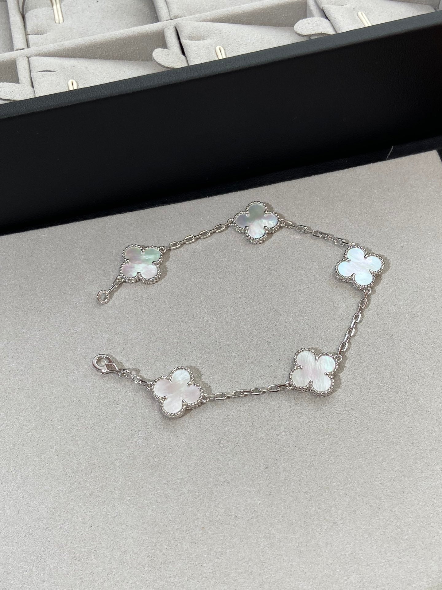 [OAK JURI]CLOVER SILVER MOP 5 MOTIF BRACELET
