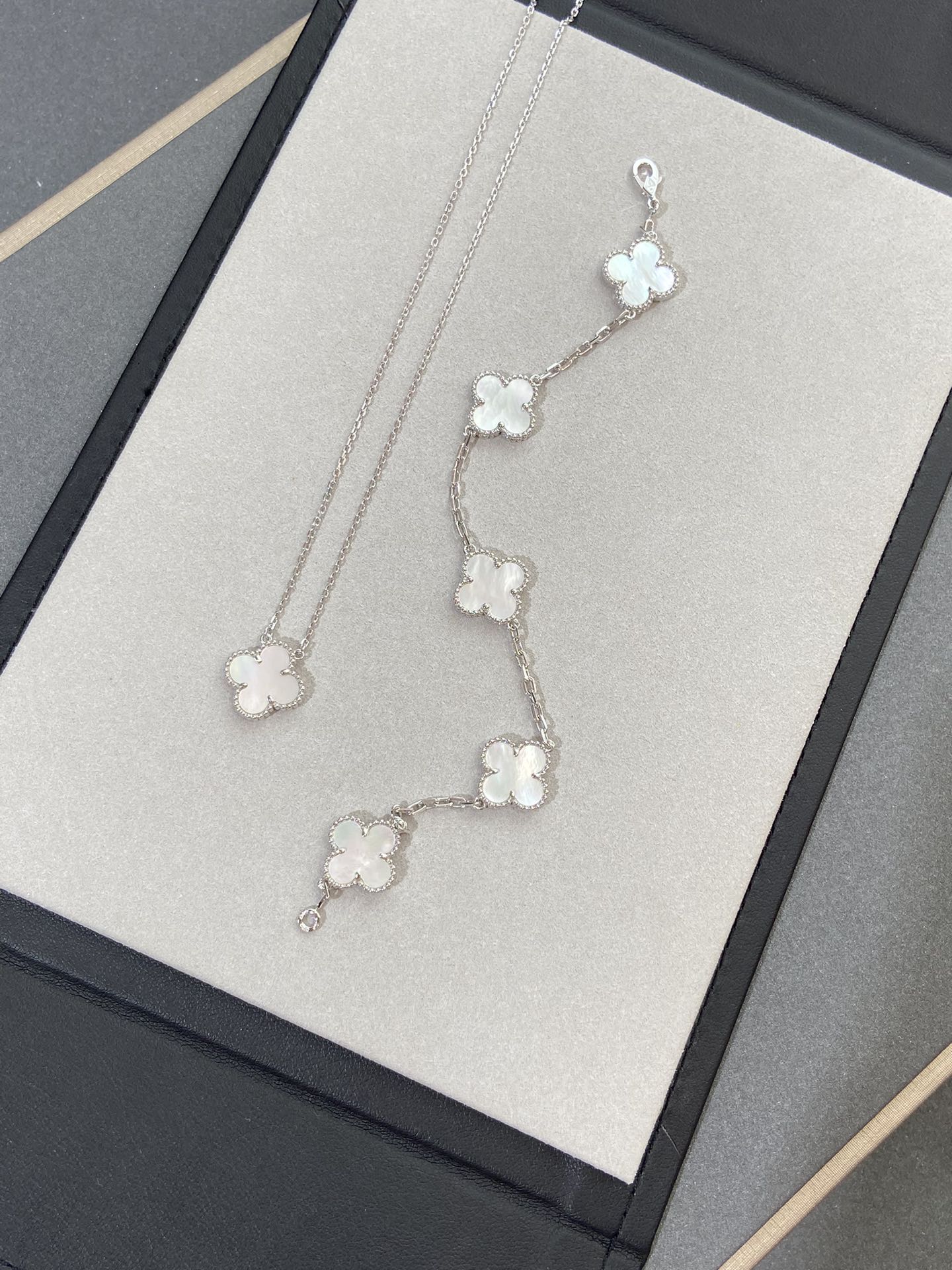 [OAK JURI]CLOVER WHITE PEARL MOP 5 MOTIF BRACELET COLLECTION