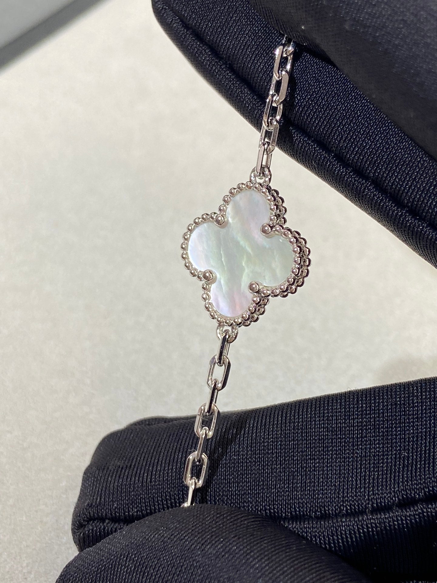 [OAK JURI]CLOVER WHITE PEARL MOP 5 MOTIF BRACELET COLLECTION