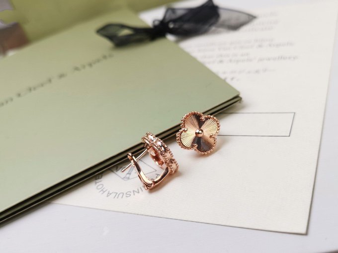 [OAK JURI]CLOVER MEDIUM STUD EARRINGS