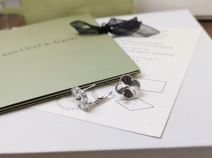 [OAK JURI]CLOVER MEDIUM STUD EARRINGS