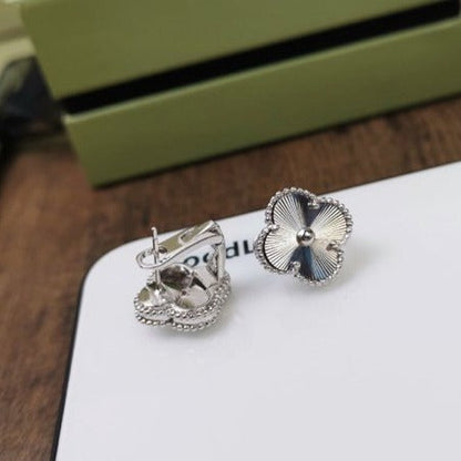 [OAK JURI]CLOVER MEDIUM STUD EARRINGS