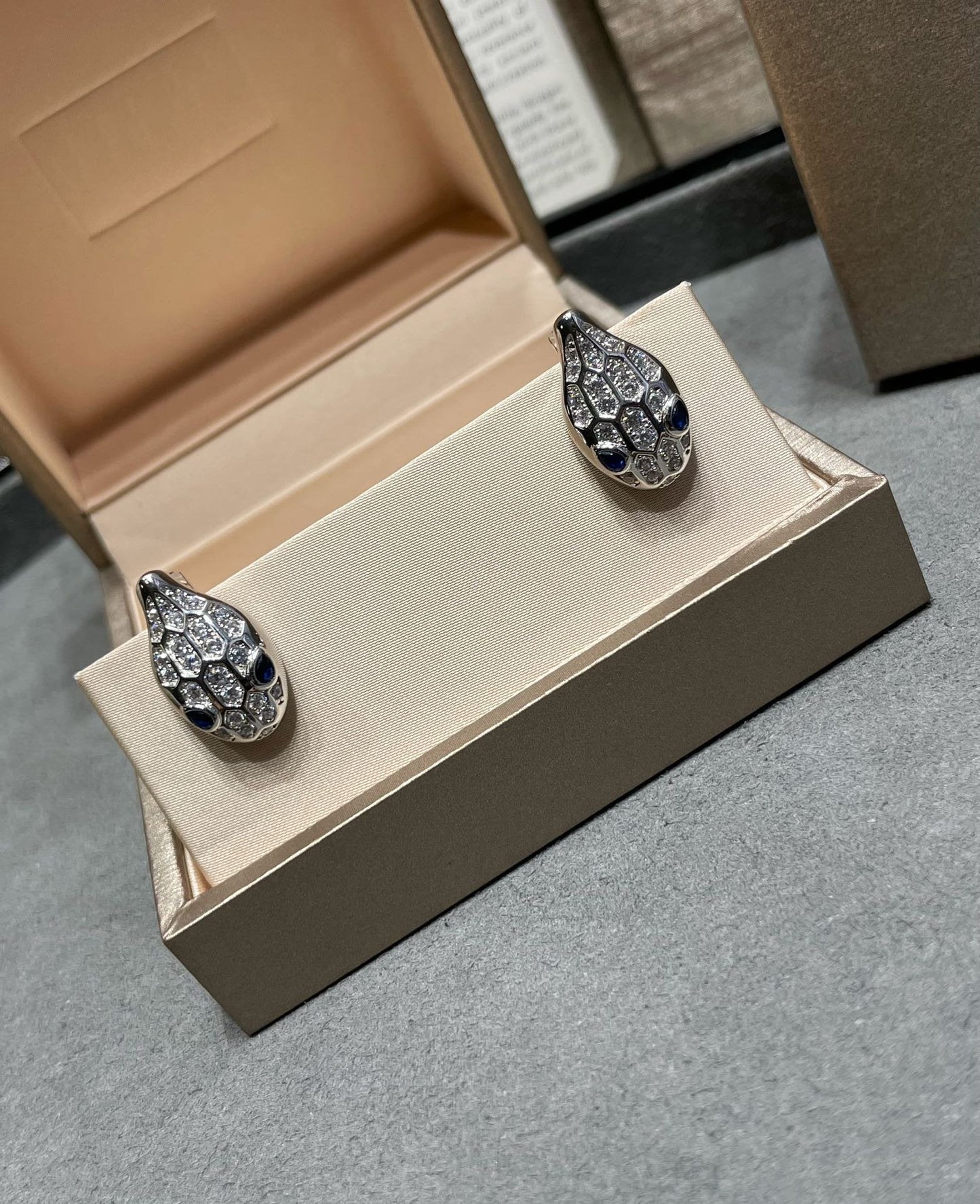 [OAK JURI]SERPENT DIAMOND STUD EARRINGS