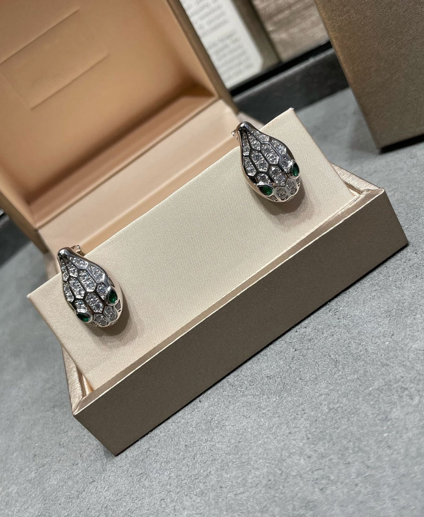 [OAK JURI]SERPENT DIAMOND STUD EARRINGS