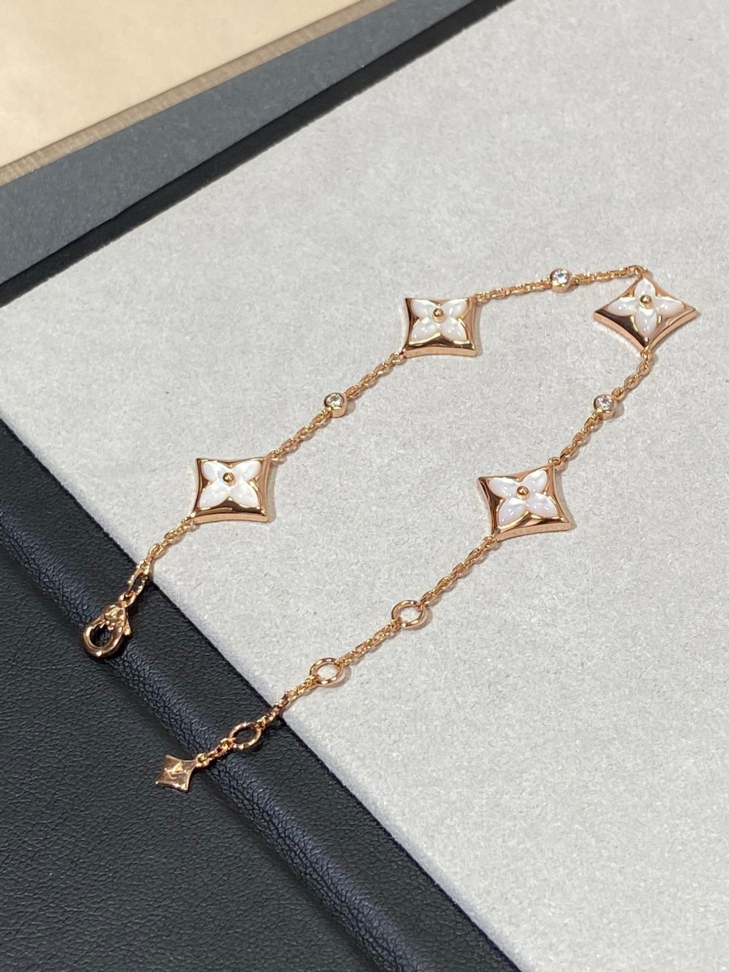 [OAK JURI]STAR 4 MOTIF MOP DIAMOND PINK GOLD BRACELET