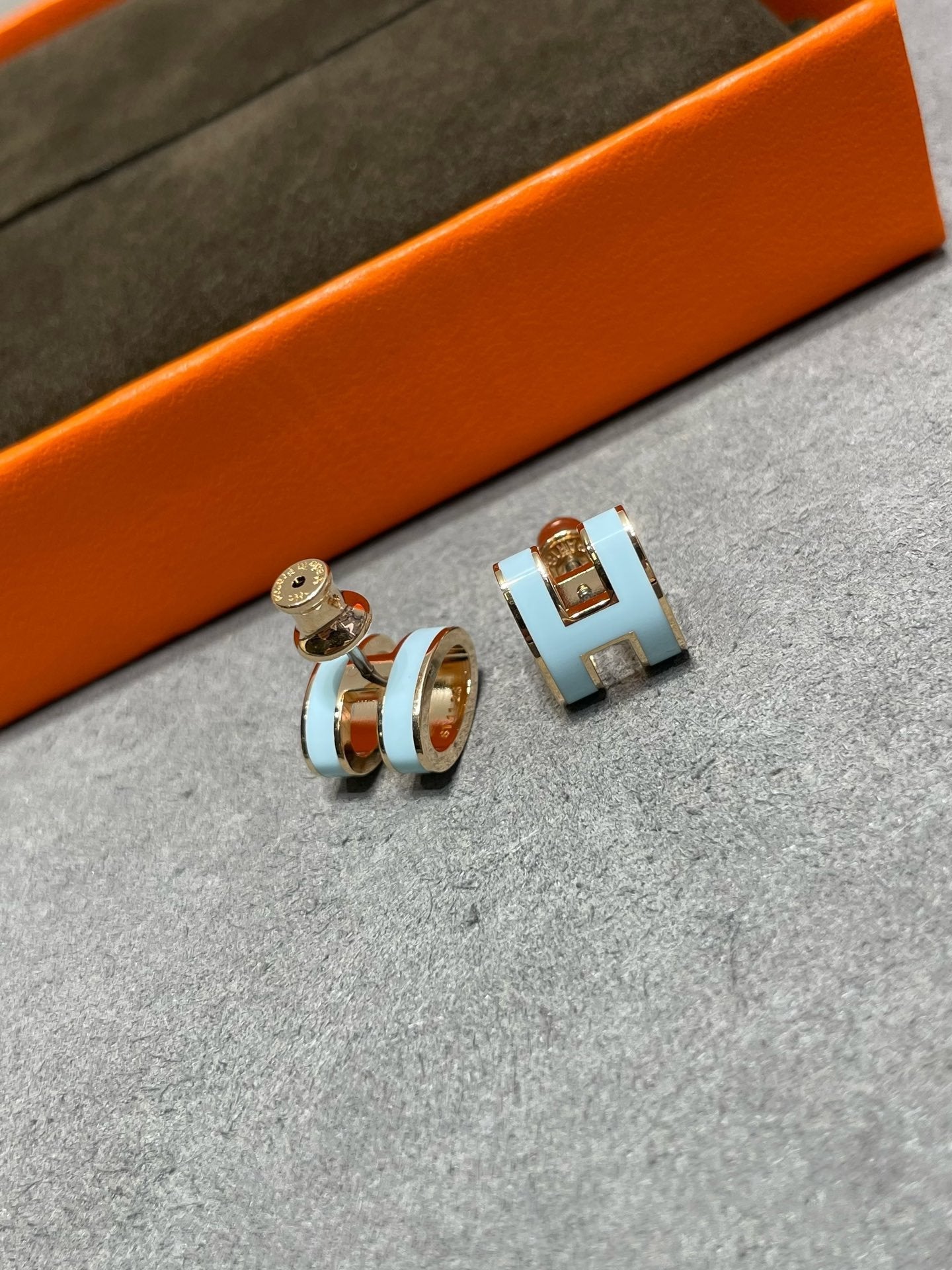 [OAK JURI]POP H SKY BLUE STUD EARRINGS