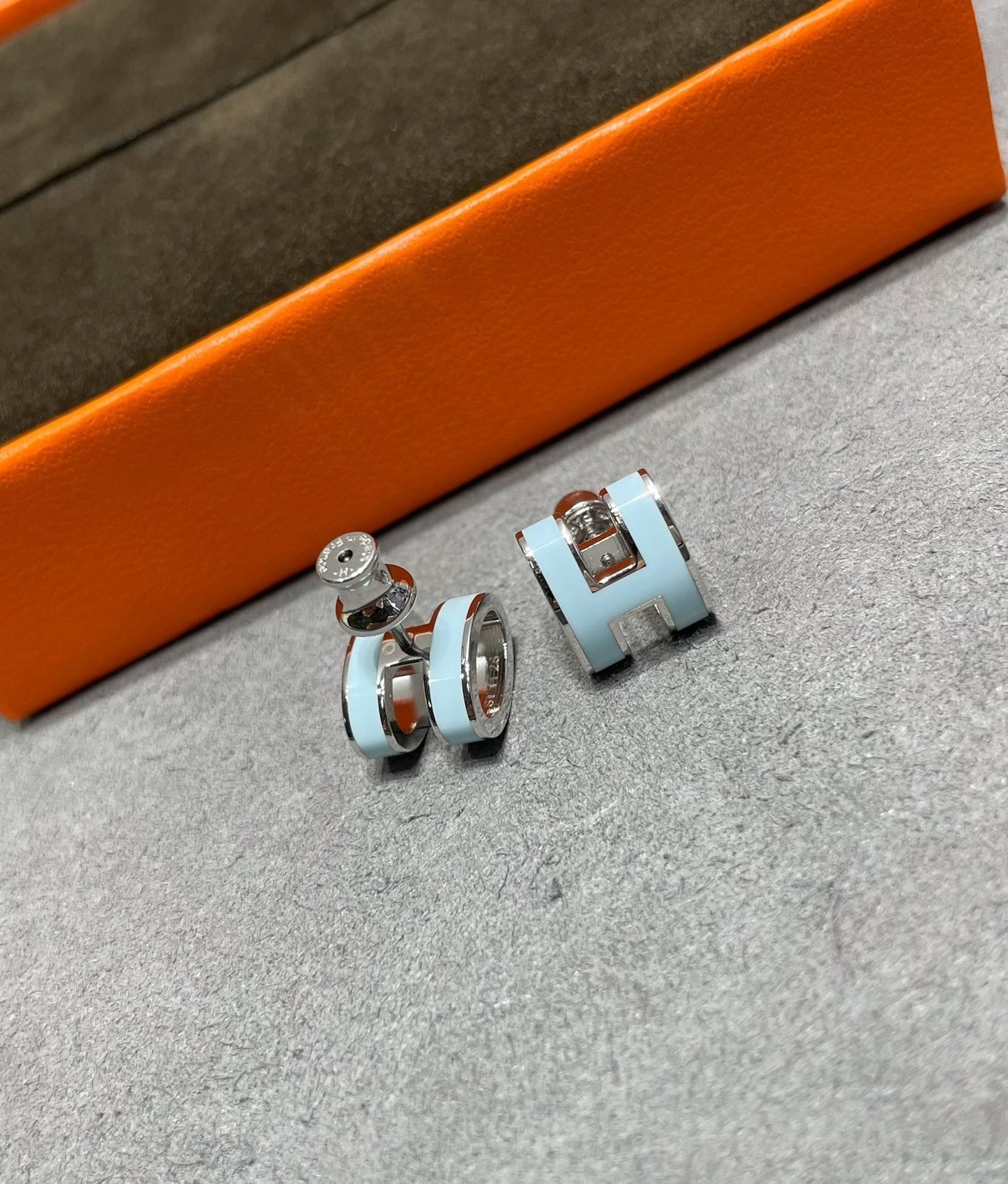 [OAK JURI]POP H SKY BLUE STUD EARRINGS