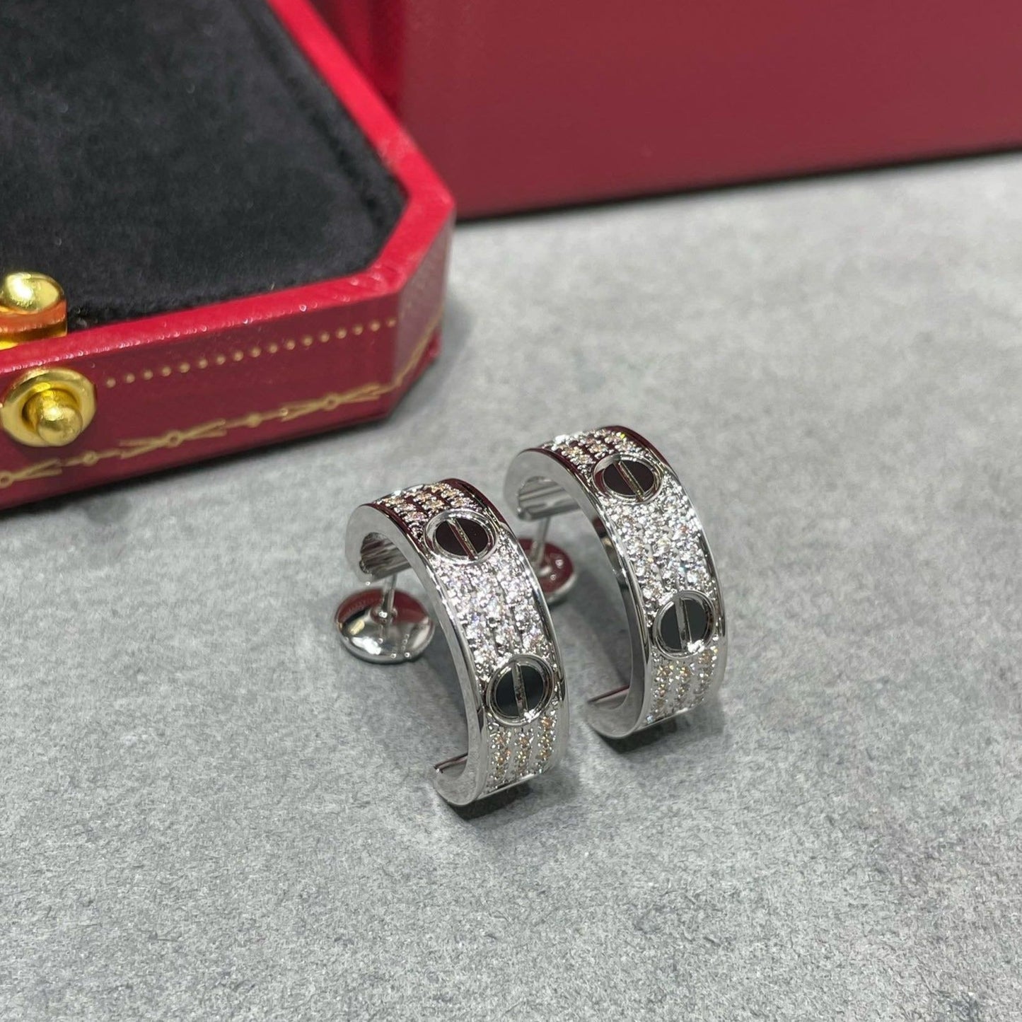 [OAK JURI]LOVE CERAMIC DIAMOND PAVED SILVER EARRINGS