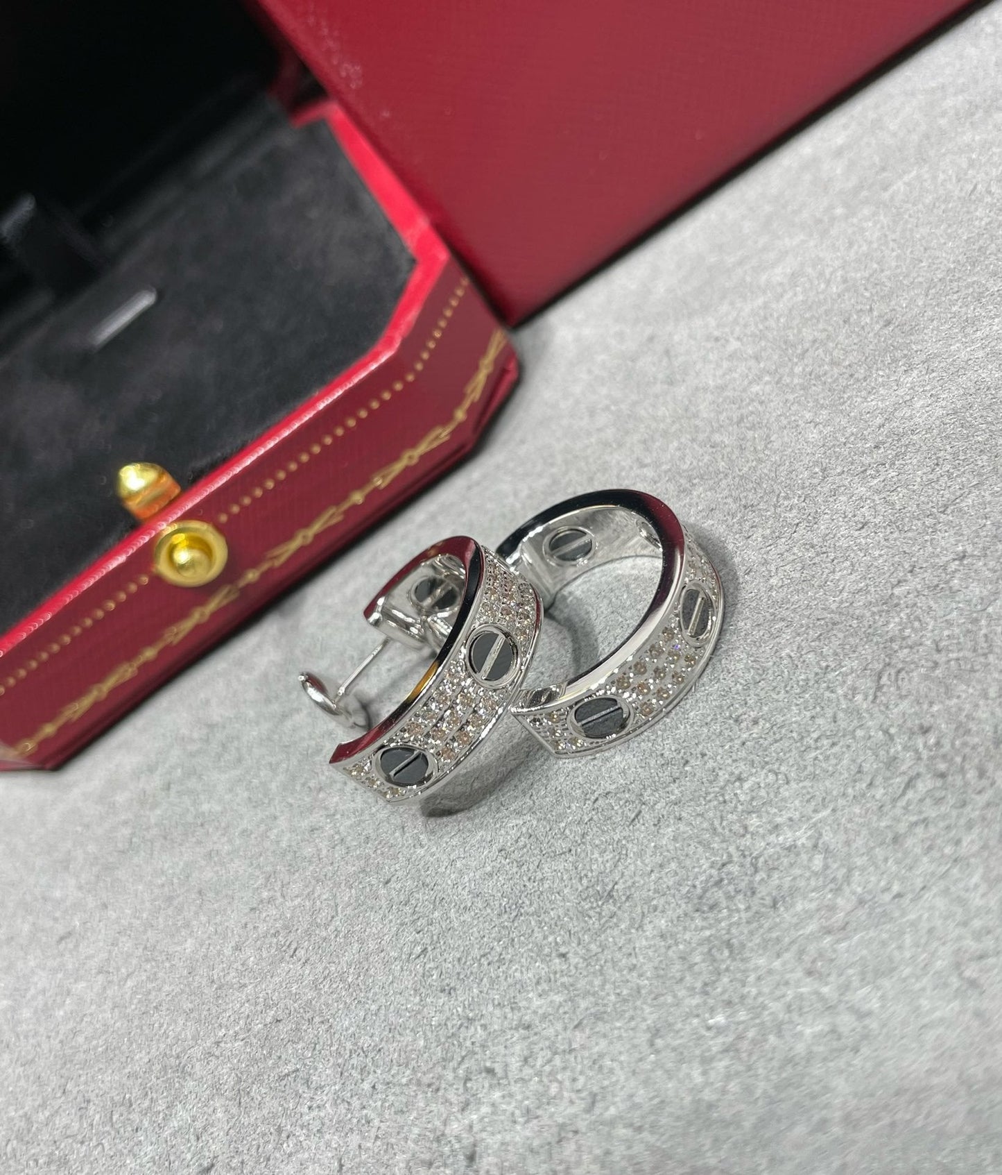 [OAK JURI]LOVE CERAMIC DIAMOND PAVED SILVER EARRINGS