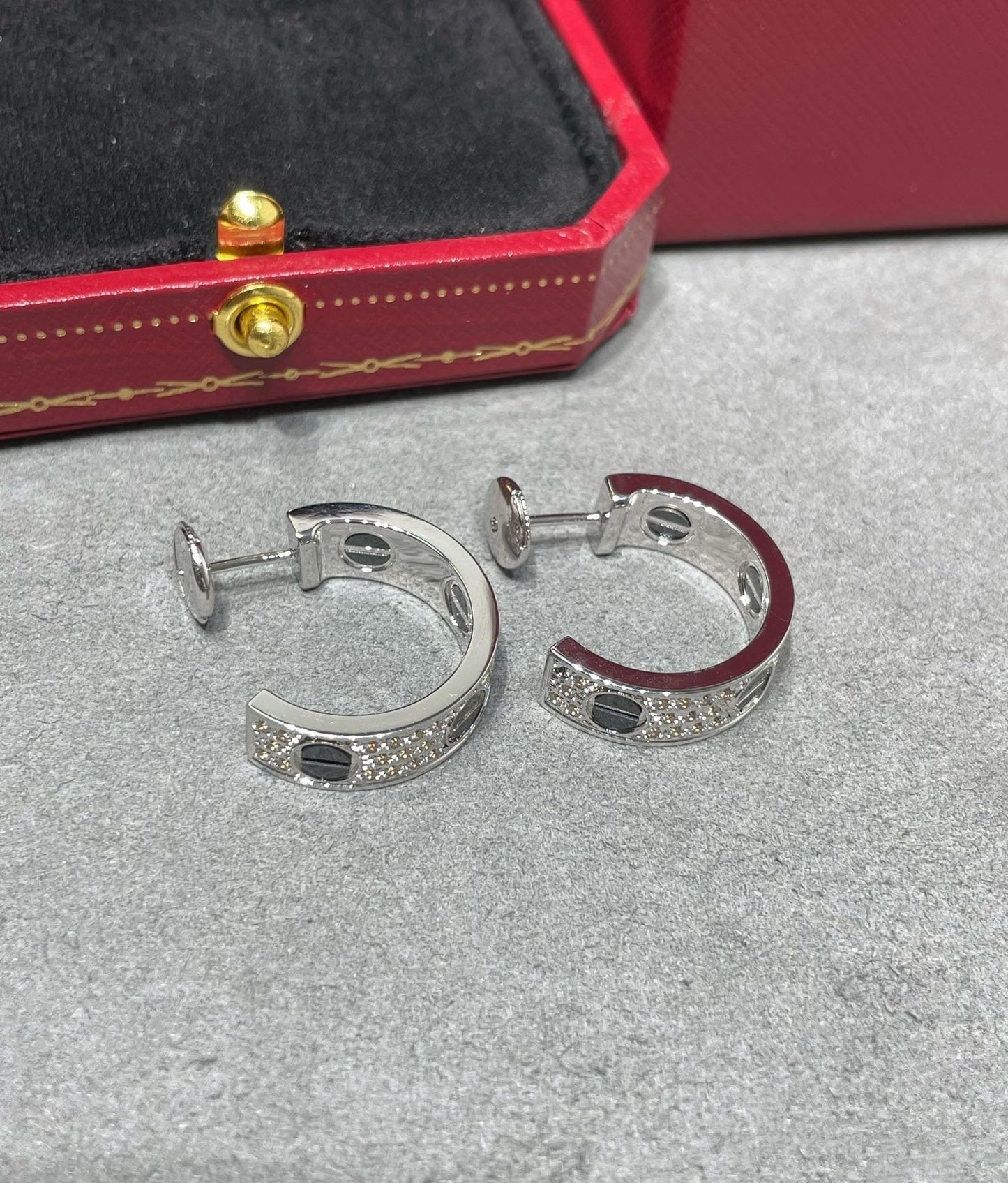 [OAK JURI]LOVE CERAMIC DIAMOND PAVED SILVER EARRINGS