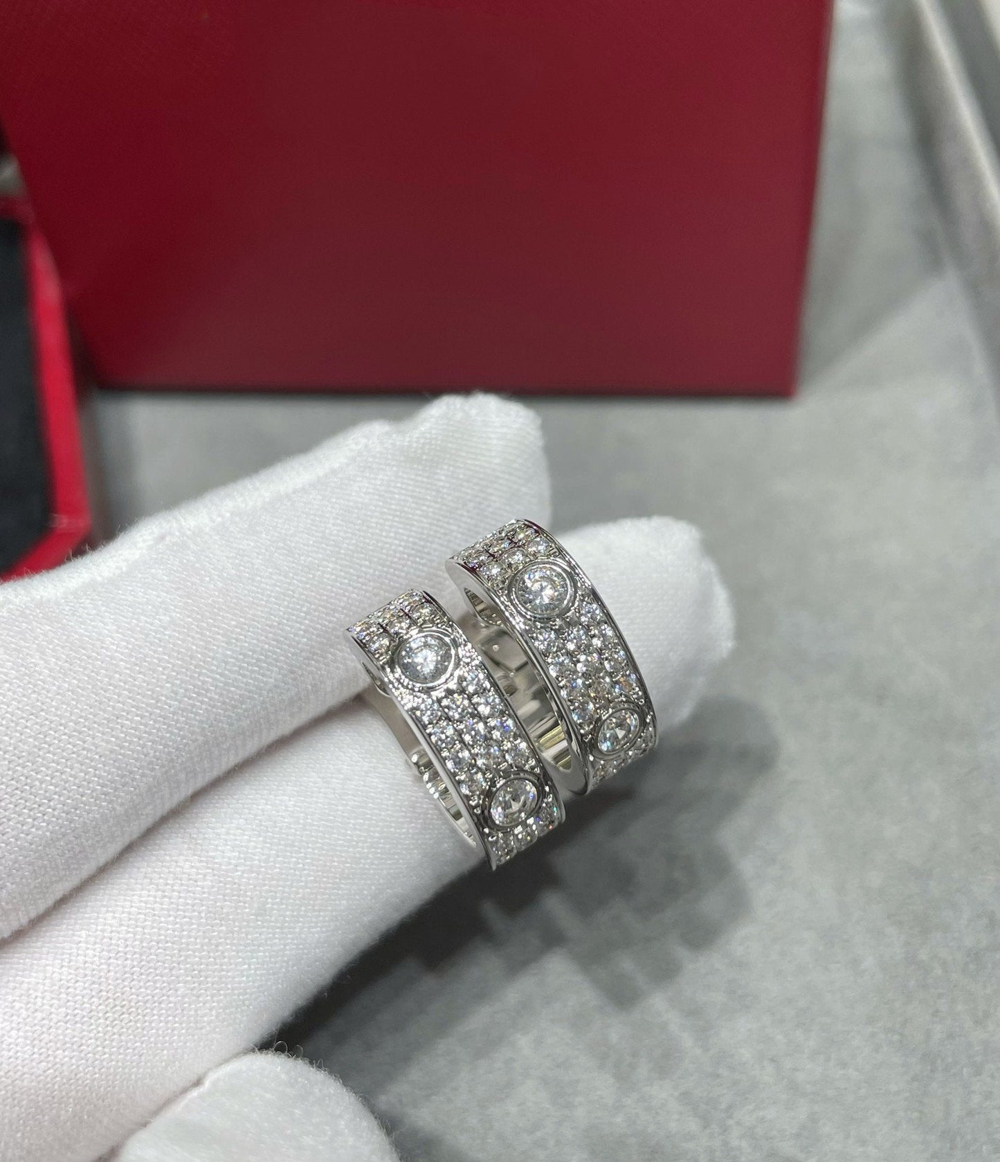 [OAK JURI]LOVE 5.5MM DIAMOND PAVED EARRINGS