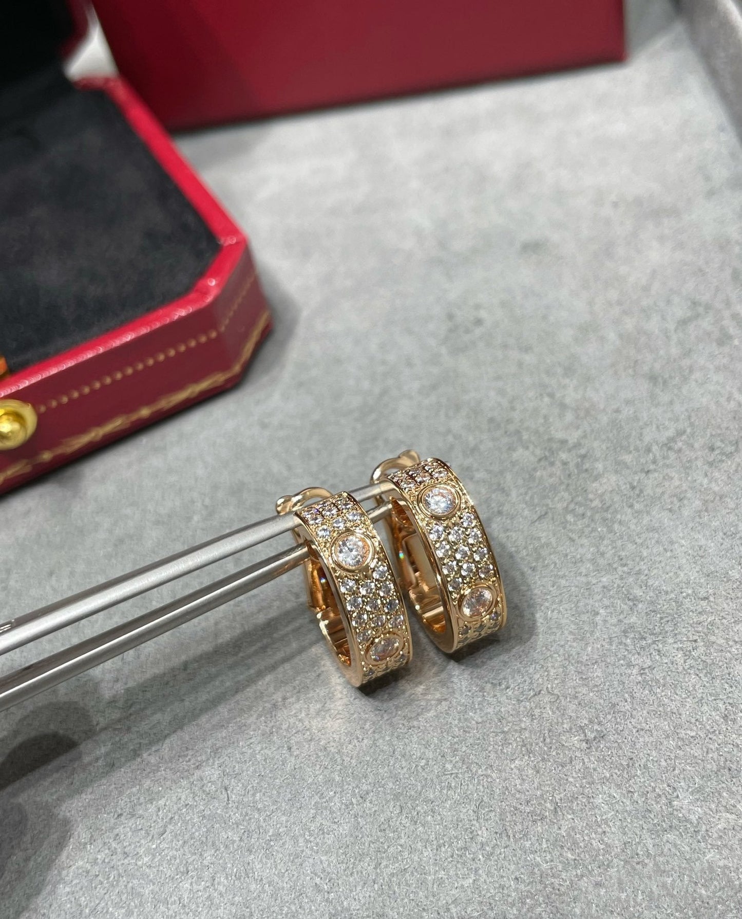 [OAK JURI]LOVE 5.5MM DIAMOND PAVED EARRINGS