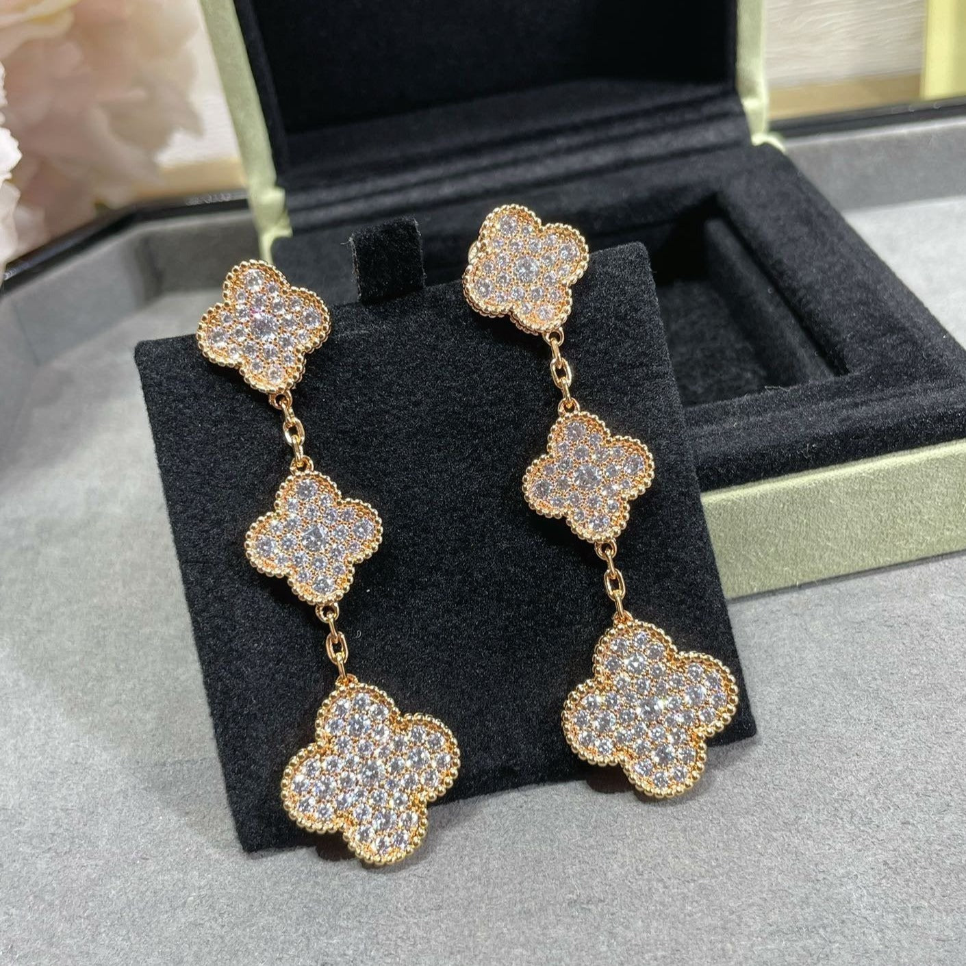 [OAK JURI]CLOVER 3 MOTIFS DIAMOND PAVED ROSE GOLD EARRINGS