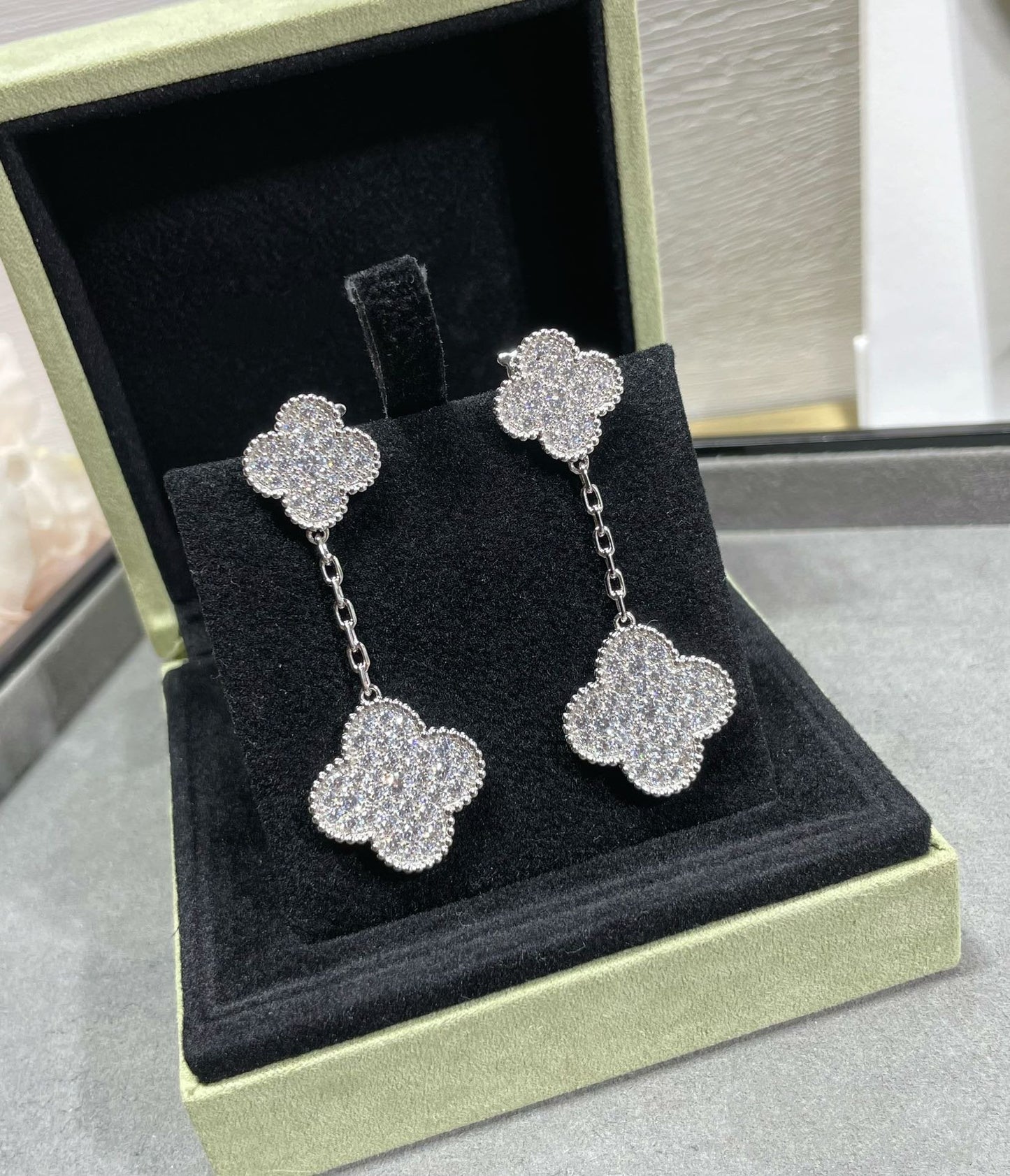 [OAK JURI]CLOVER 2 MOTIFS DIAMOND PAVED SILVER EARRINGS