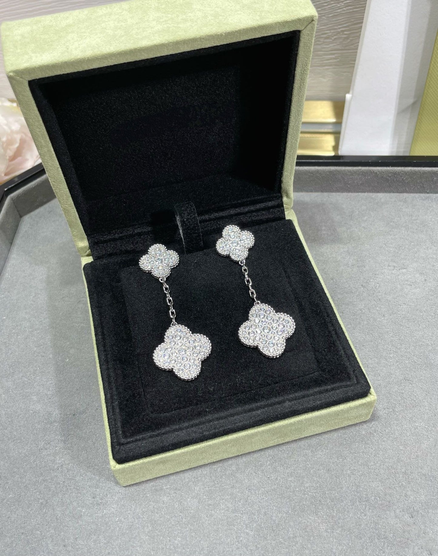 [OAK JURI]CLOVER 2 MOTIFS DIAMOND PAVED SILVER EARRINGS