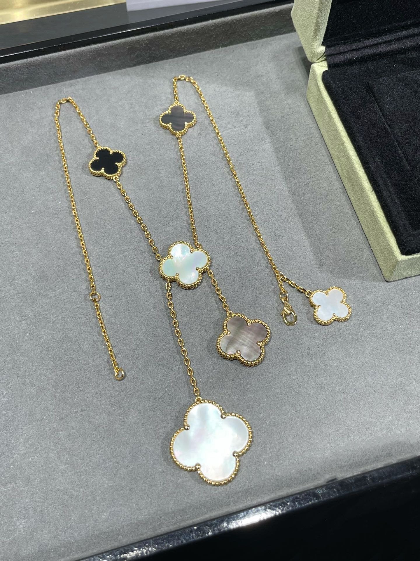 [OAK JURI]CLOVER 6 MOTIF MOP ONYX GOLD NECKLACE