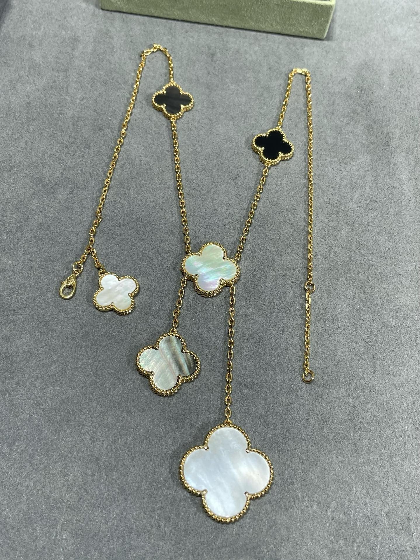 [OAK JURI]CLOVER 6 MOTIF MOP ONYX GOLD NECKLACE