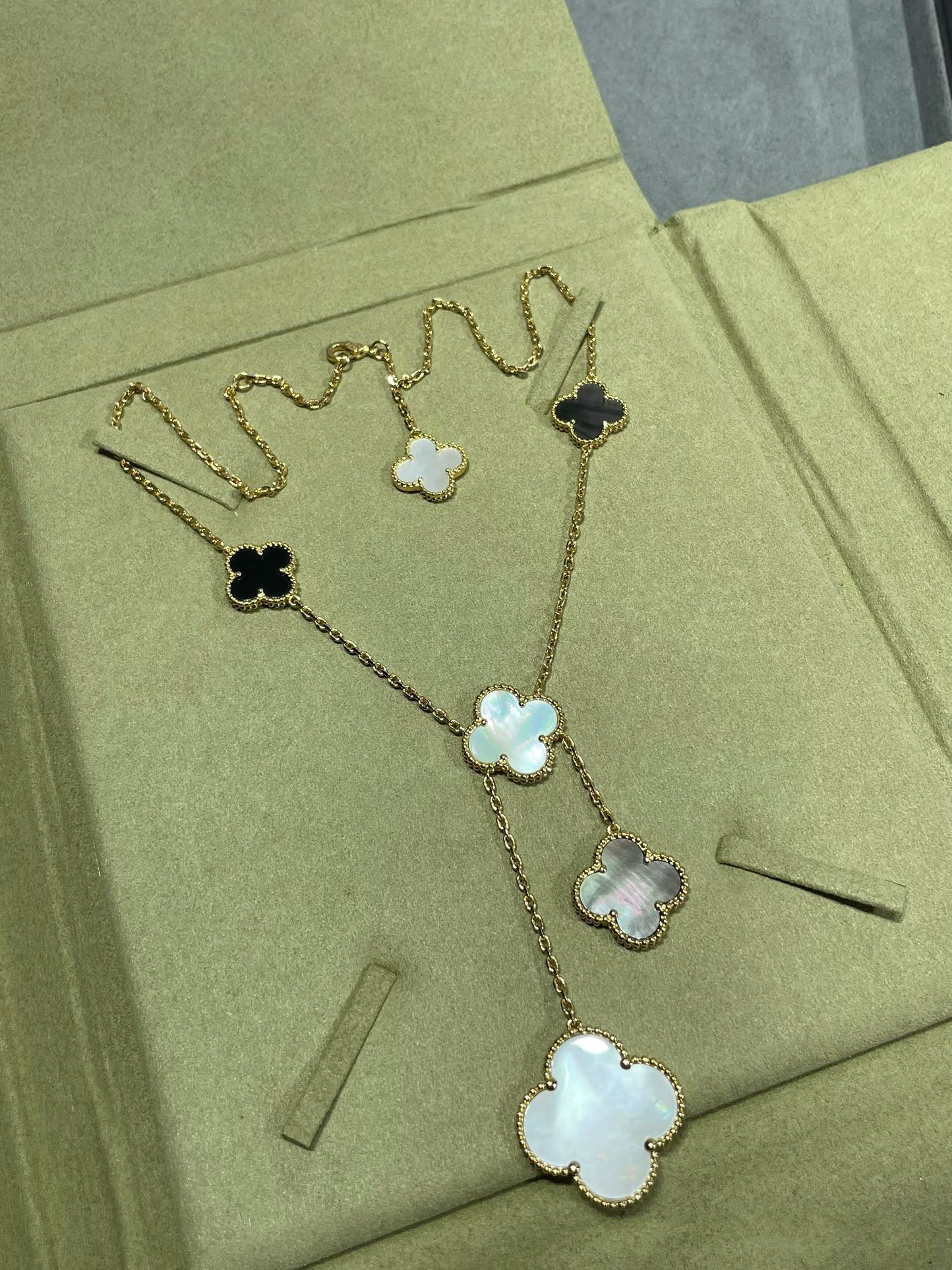 [OAK JURI]CLOVER 6 MOTIF MOP ONYX GOLD NECKLACE