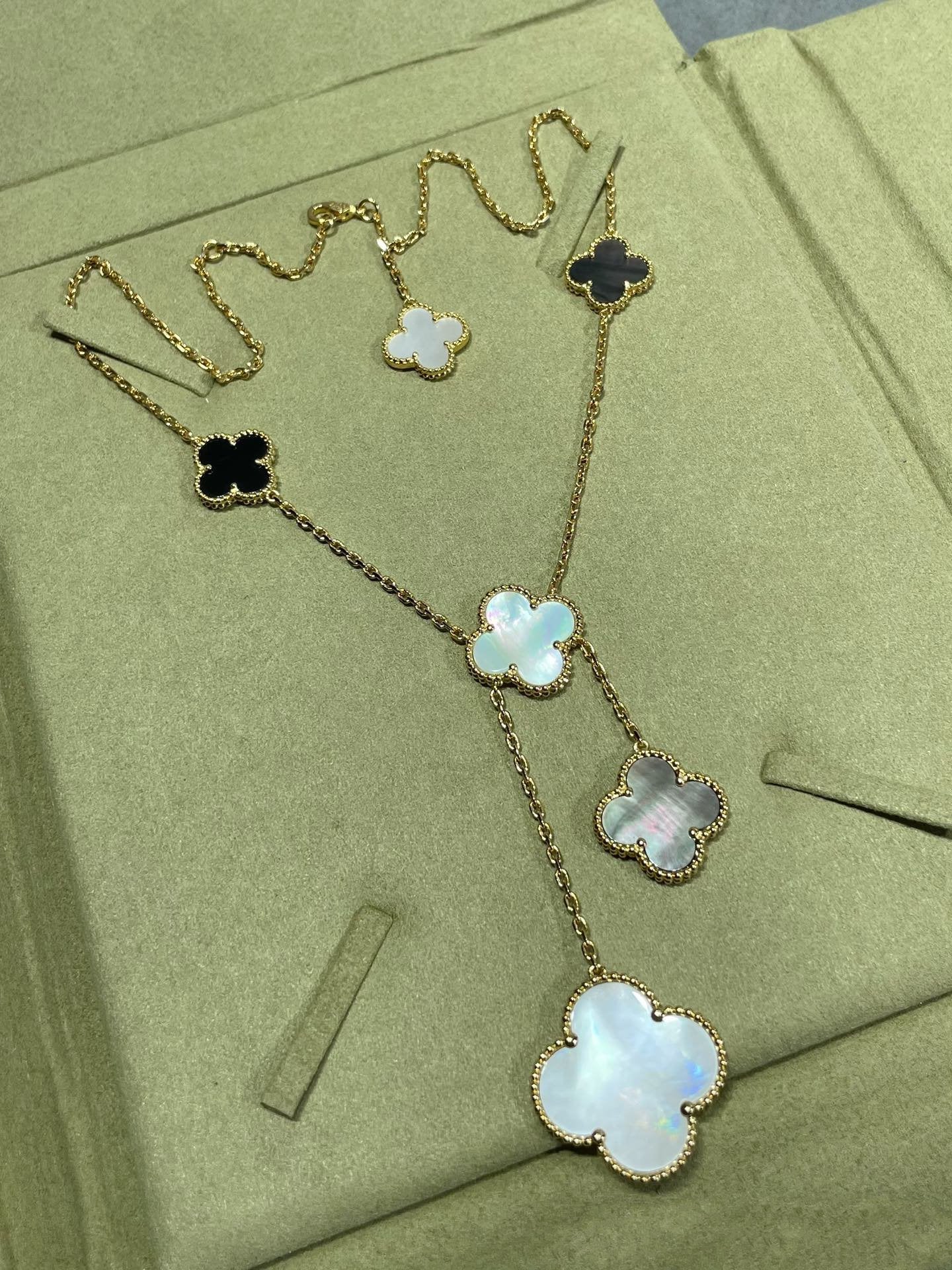 [OAK JURI]CLOVER 6 MOTIF MOP ONYX GOLD NECKLACE